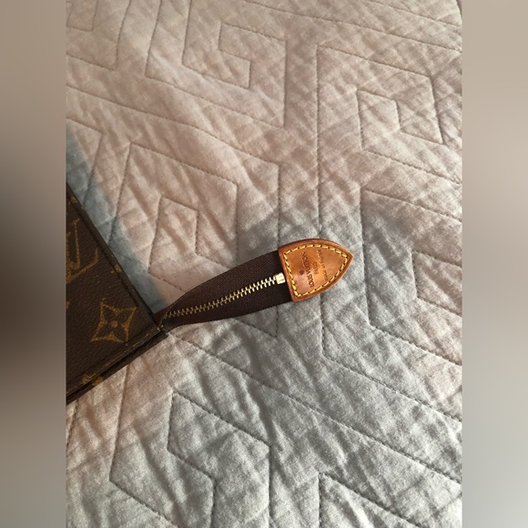 Womens Louis Vuitton make up travel bag - Picture 9 of 11